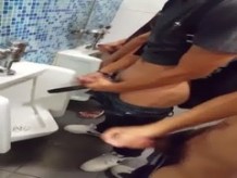 amigos batendo punheta no banheiro público