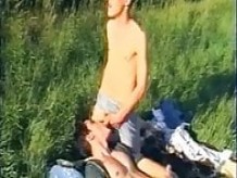 Campistas gay jóvenes calientes atrapados porking en el campo
