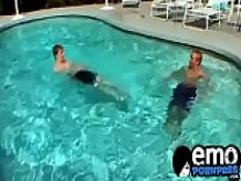 Jóvenes emo homosexuales se follan el culo en la piscina