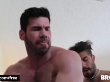 BROMO - Dos tíos atléticos follan en un motel
