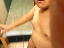 Chubby Boy completamente desnudo en el baño público