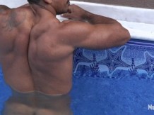 Hombre musculoso caliente en la piscina