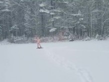 Hardcore tgirl se desnuda y se masturba en la nieve