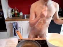 Top Chef Naked French Twink edition: desayuno perfecto con panqueques y una enorme polla sin cortar