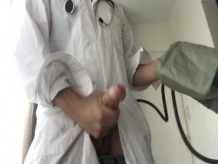 Estudiante de medicina se folla un tensiometro que encuentra en una caja