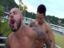 tatuado gay latinos culo raza al aire libre