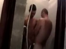Homosexuales amateurs se duchan juntos en el baño