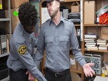 El gran guardia de seguridad negro Devin Trez disciplina a su colega blanco Wesley Woods - YoungPerps
