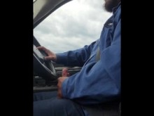 Trabajador de cuello azul se masturba conduciendo al trabajo