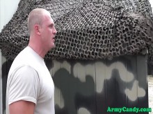 Musculosos militares gays destrozan el culo de las tropas