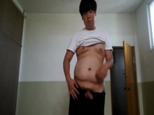 Coreano joven gordo masturbación en área pública