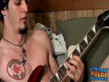 El matón heterosexual Axel se masturba después de tocar el solo de guitarra