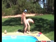 Jock cachondo se folla a su novio en una piscina privada al aire libre