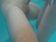 vecino gay folla mi culo heterosexual corrida bajo el agua