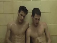 Deportistas atléticos se masturban sus pollas duras en una ducha caliente