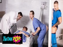 TWINKPOP - El jovencito enfermero Benjamin Blue chupa la gran polla de Clark Delgaty a través de un Gloryhole