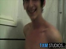 Un jovencito sin cortes Max Brown toma una ducha y comienza a masturbarse