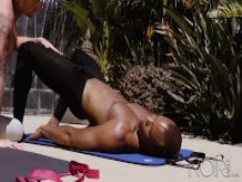 Loco por las clases de yoga de Timmarie Baker y su pene negro también