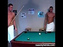 Hombres calientes en toallas jugando al billar entonces algo sucede