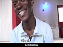Young Black Amateur Straight Boy con llaves de Jamaica se folla a un cineasta gay latino por dinero en efectivo POV