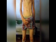 Adolescente flaco alto en calcetines de tubo masturbarse corrida