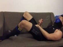 Jerk-off post-entrenamiento: Slowmo cum en medias y calcetines de fútbol
