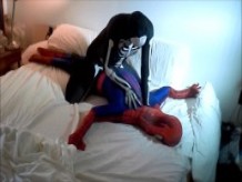 esqueleto jorobas spiderman en su cama blanca