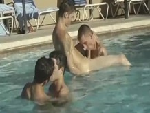 Cuatro jovencitos se juntan para chupar la polla dulce en la piscina
