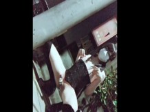 Lindo japonés transexual exhibicionista se masturba y corre al aire libre
