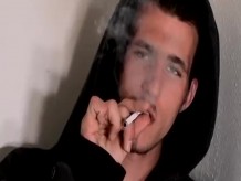 El fumador de cigarros juega con juguetes y se masturba con placer