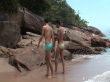 Dos pareja gay disfrutando del sexo anal en la playa