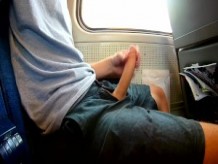 Exhibicionista arriesgado masturbarse en un tren, corrida pesada por todo mí!
