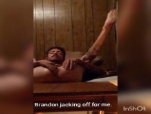 Brandon Bennett masturbándose y jugando con un consolador