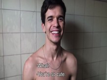 Amateur joven latino twink efectivo para follar extraño en el baño