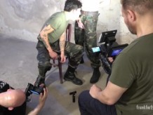 Video detrás de cámaras, dos jóvenes sementales alemanes militares tienen sexo a pelo en un búnker