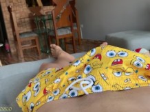 Chico latino caliente se masturba en el sofá POV hasta que se corre con los pantalones de Bob Esponja
