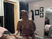 Chica tatuada con curvas hace gemir a la puta trans mientras se vincula