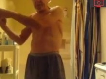 Abuelo en la ducha