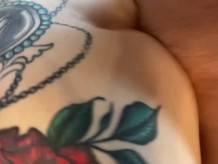 Chico tatuado es follado, bordeado, usado por chico tatuado en el hotel