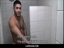 Dos jóvenes latinos aficionados calientes pagados en efectivo por un extraño para follar en la ducha del gimnasio