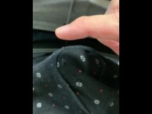 Masturbación sobre pantalones japoneses. El jugo de la paciencia empapa y tira del hilo. Eyaculación en pantalones