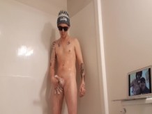 Chico tatuado caliente masturbándose su polla joven en la ducha para porno MILF