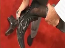 Encantador semental fetichista de pies oliendo sus zapatos de cuero