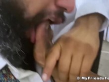 August barbudo masturba su bbc mientras le lamen los pies