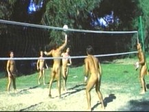 Ocho deportistas juegan strip y voleibol desnudo