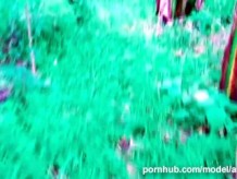 Elfo del bosque verde cachondo meando y masturbándose