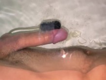 Hombre esquivándose y gimiendo hasta el orgasmo manos libres bajo el agua - 4K