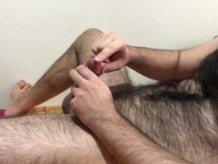 Hombre peludo masaje de polla pecho peludo culo peludo bola grande y pies y piernas asmr