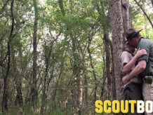 ScoutBoys - Scoutleader colgado caliente barebacks lindo scout sin pelo en madera