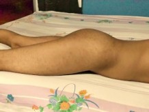 Primera experiencia de cumming manos libres mientras ve porno desnudo en la cama solo
